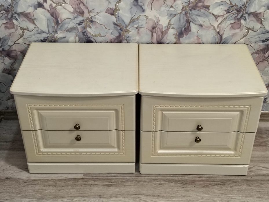 Продам 2 тумбы прикроватные и столик