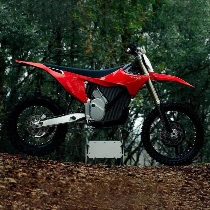 Stark Varg Ex 80 Hp de Inchiriat Motocicleta Enduro Electrica