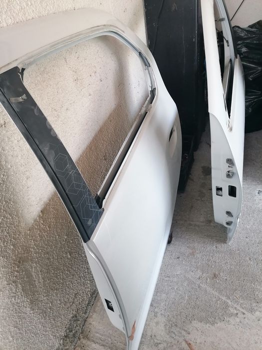 Vând uși față spate  stânga logan