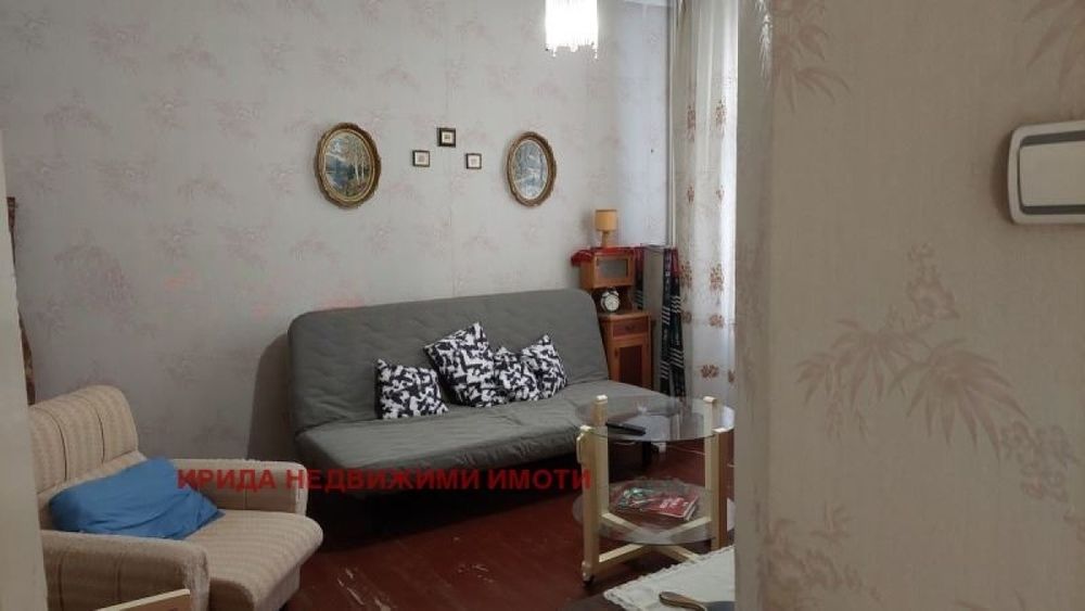 Тристаен апартамент до пл. Славейков