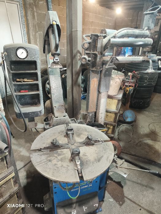 Машина  за демонтаж монтаж на гуми със рамо за рънфат на Хофман