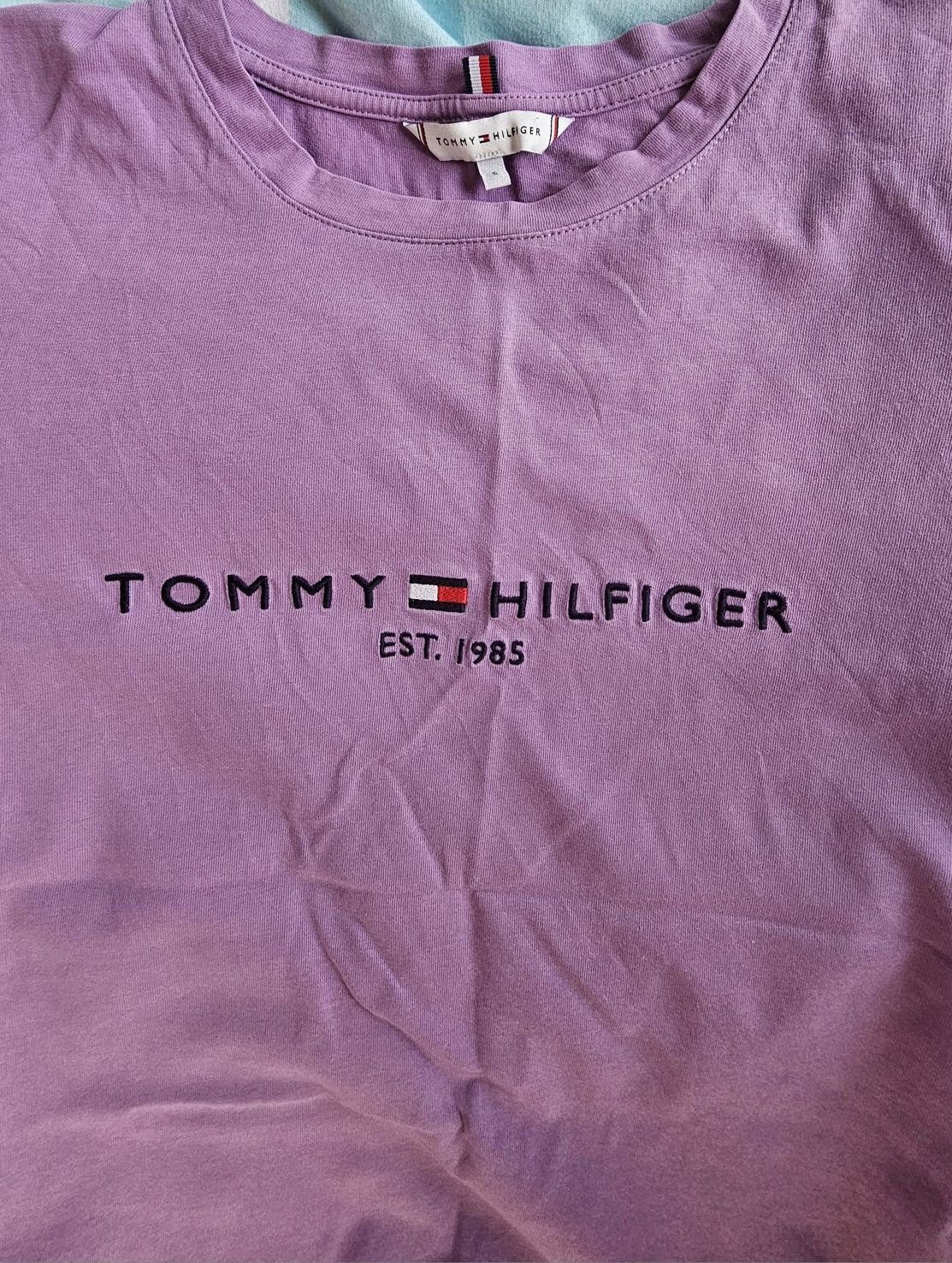 Pachet TOMMY HILFIGER blugi (size S 28-34) și tricou S (damă)