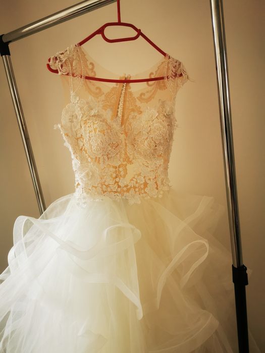 Vand rochie de mireasa + Crinolina
