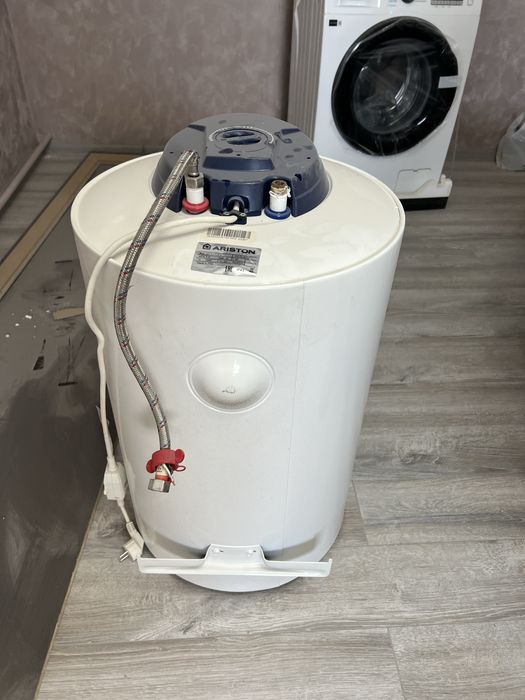 Продам водонагреватель  Ariston