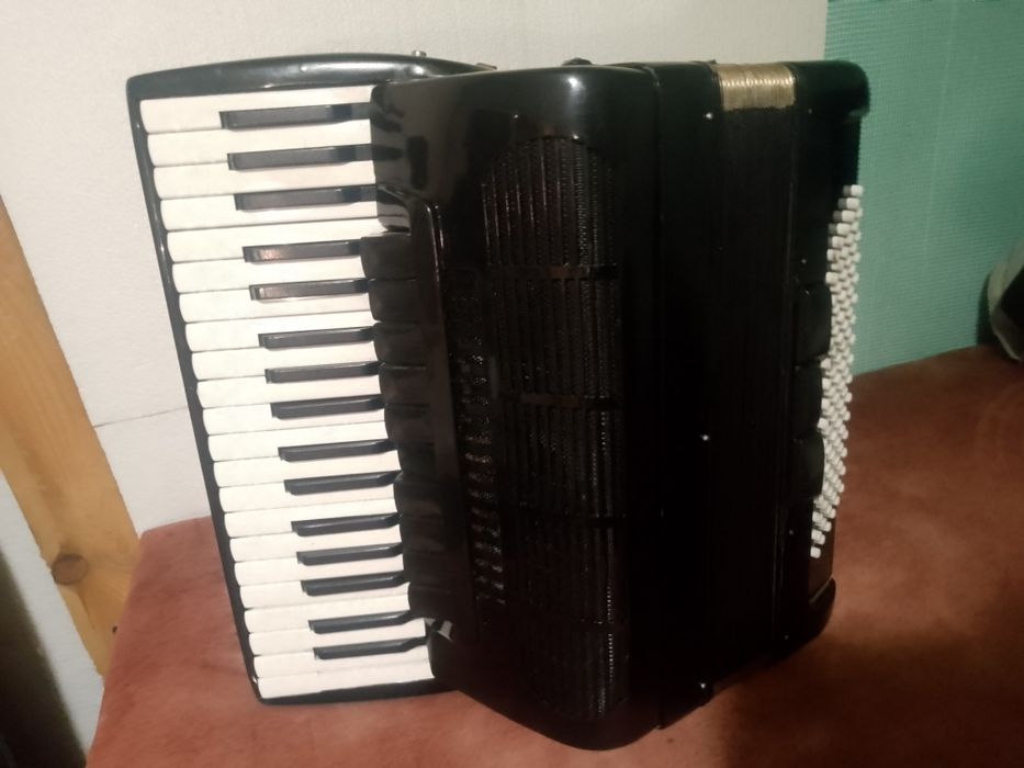Акоордеон ДЕЛИЦИЯ 96 баса АКУСТИЧЕН четири тонен