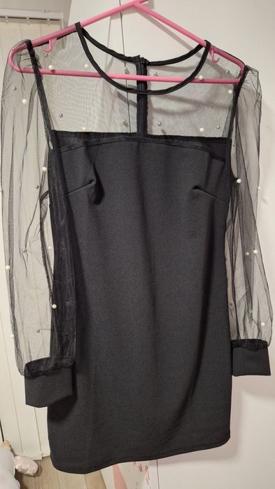 Рокля с дантелени ръкави