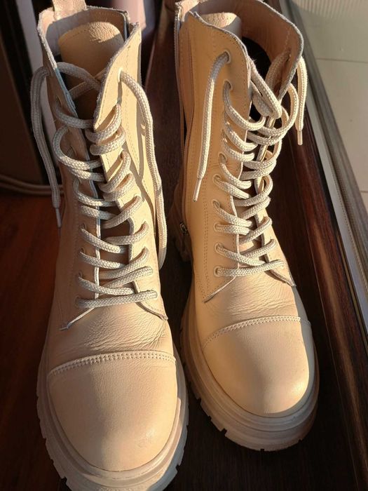 Дамски бежови боти естествена кожа