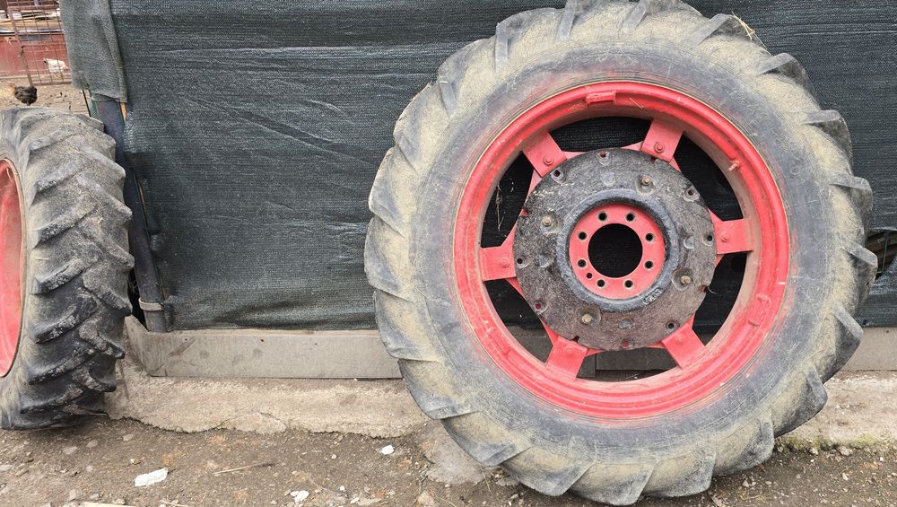 Vând roți tractor Fiat R32