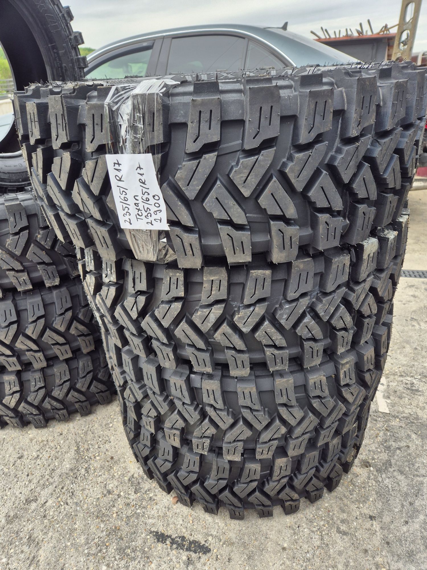 Anvelope off road  235/65R 17.