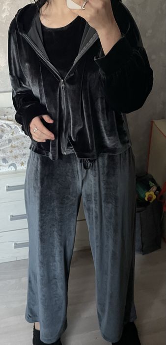 Продам велюровый костюм