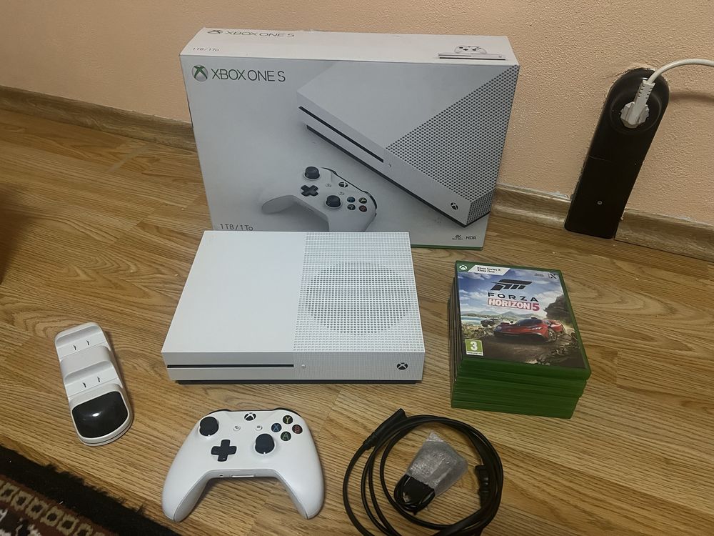 Xbox one s +станция за джойстик