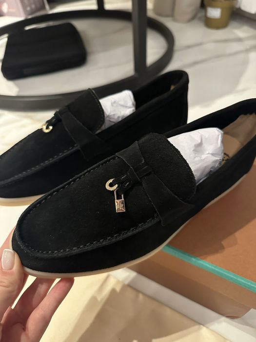 Черни мокасини Loro piana, със златисто, отговаря на 39,5