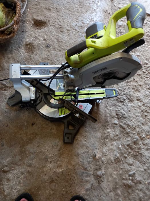 Fierăstrău debitor culisant Ryobi
