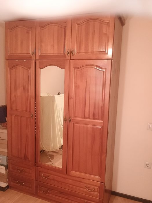 Дървен гардероб масив