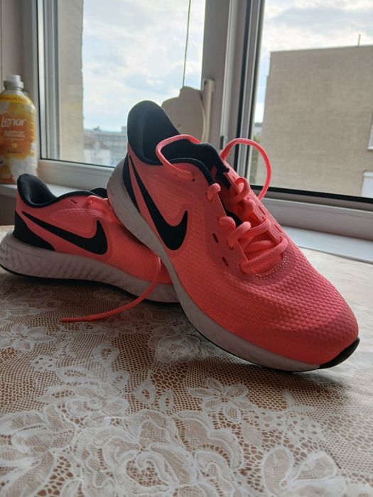 Маратонки на Nike 37,5 нови,в отлично състояние