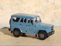 Macheta UAZ Hunter jeep rusesc 4x4 cu cutie scara 1:64