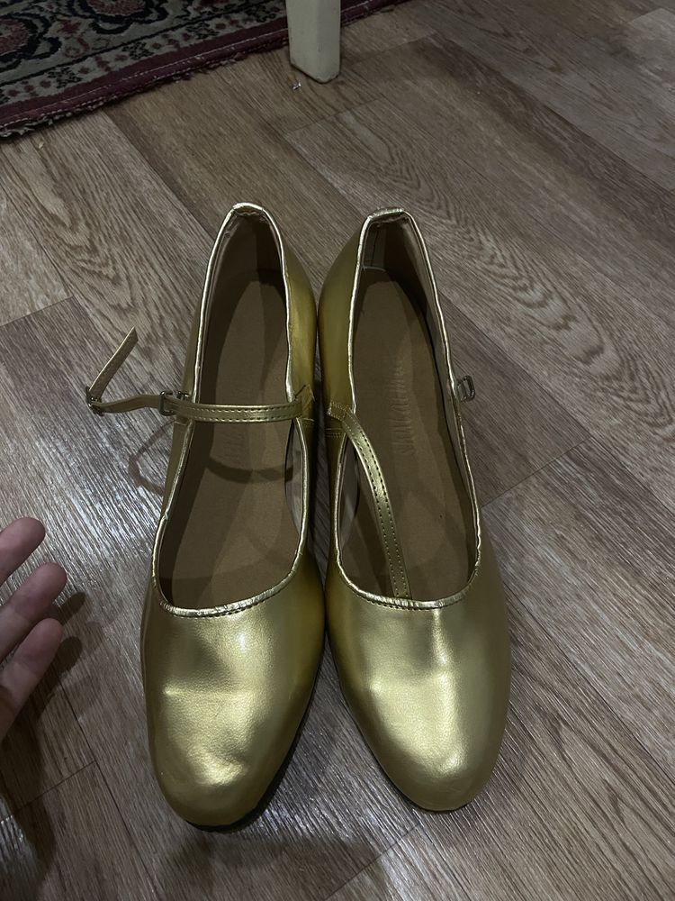 Золотые туфли для танцев