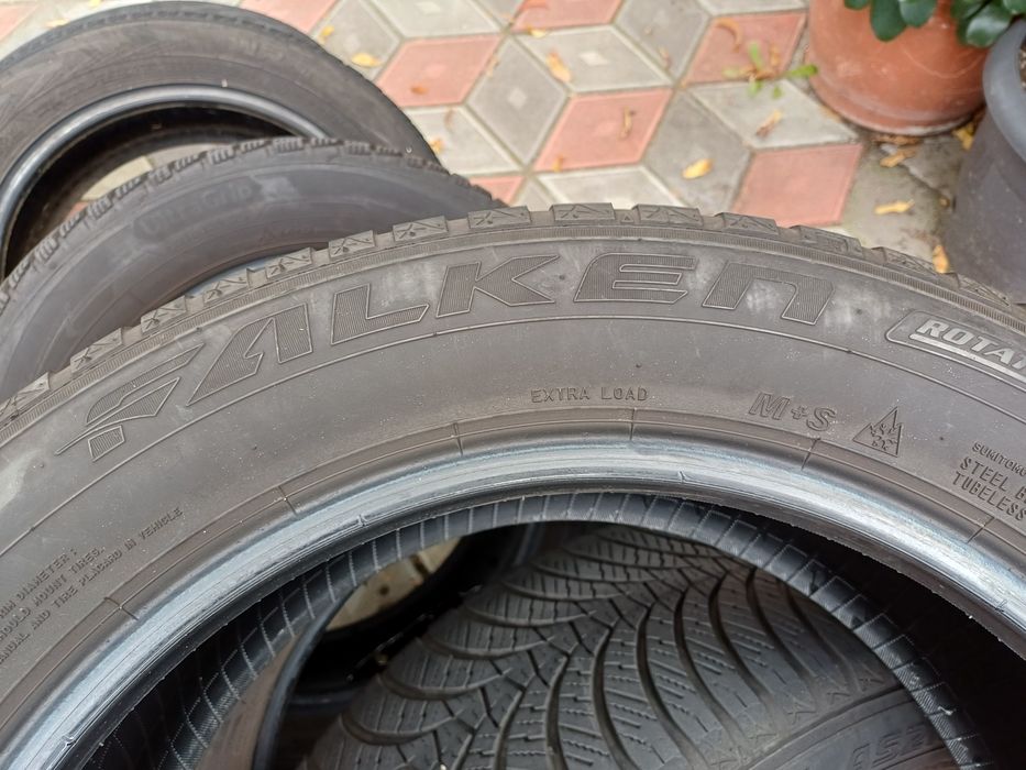 Vând 4 anvelope de iarna 215 55 r17 FALKEN foarte bune din 2024 și2021