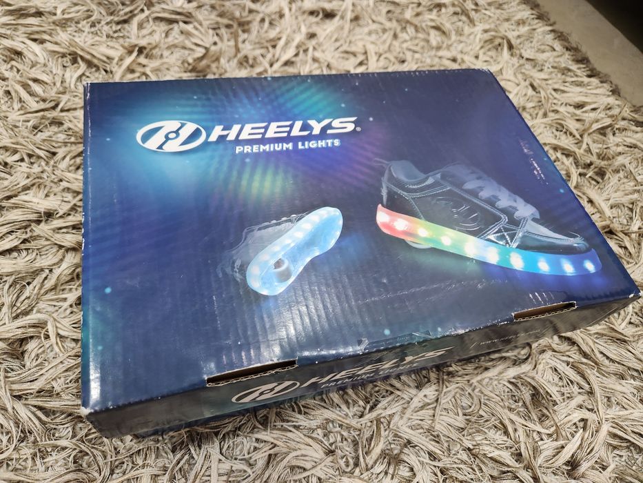 Продаю кроссовки heelys