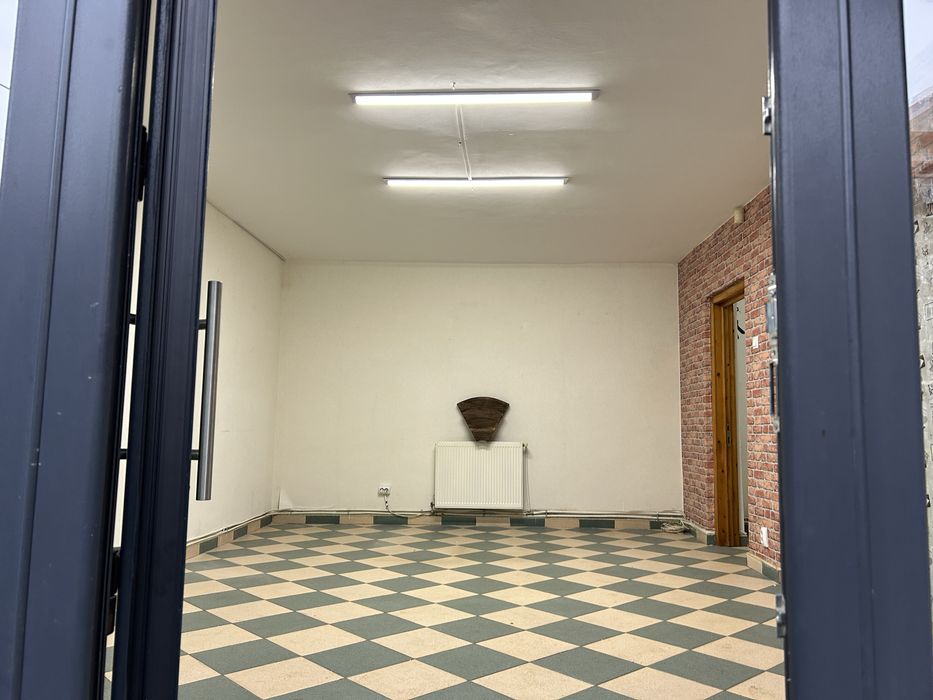 De inchiriat spatiu comercial de 50 m” linga Non Stop ,Capsa . Barlad