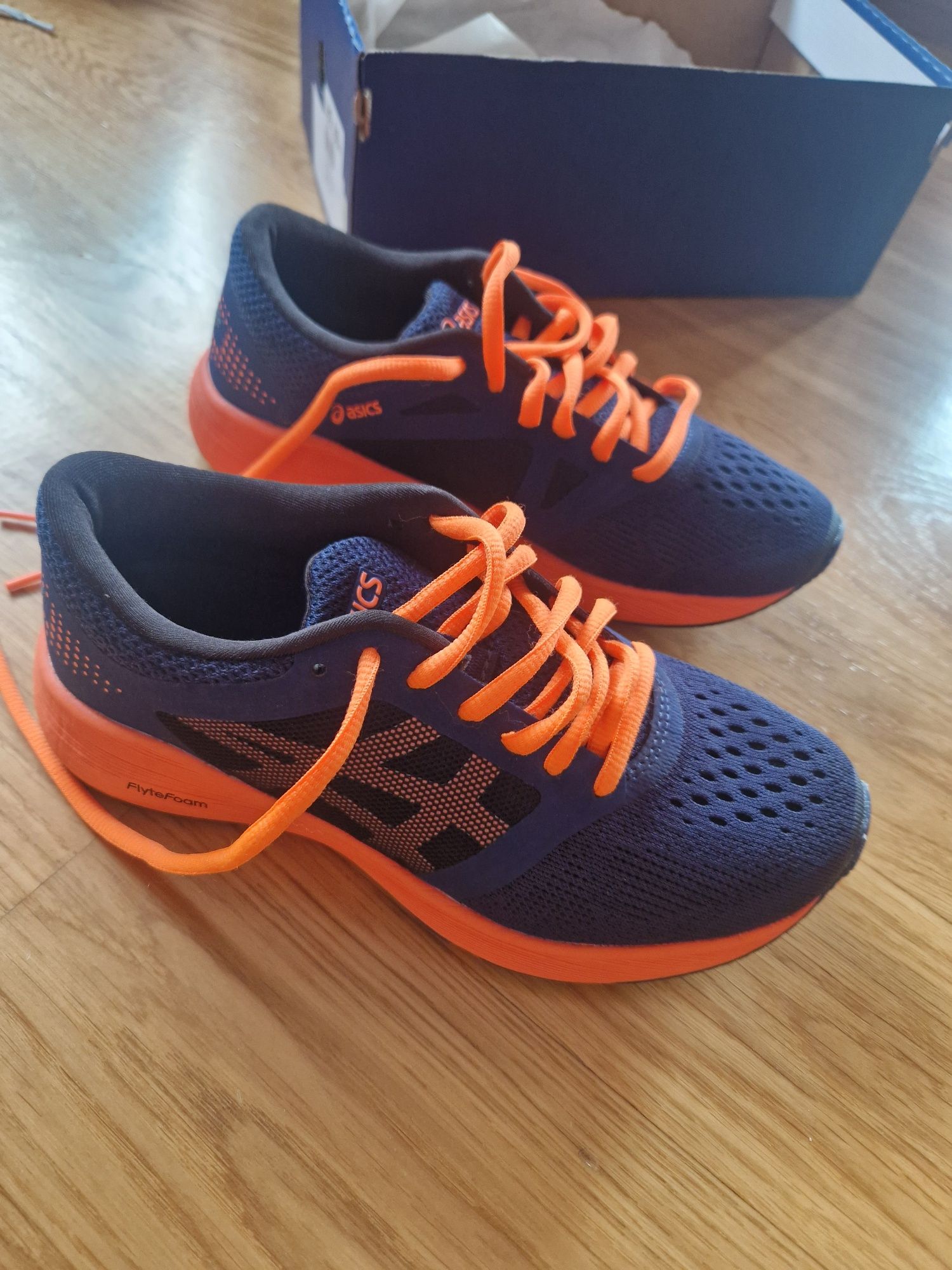 Маратонки. Asics за момиче