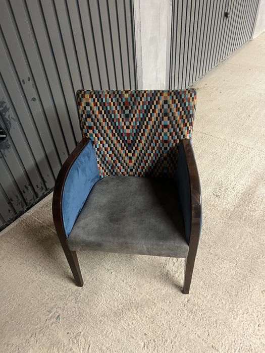 Стол– винтидж, дървен с цветна облегалка