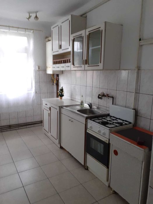 Dau in chirie apartament 2 camere in centru