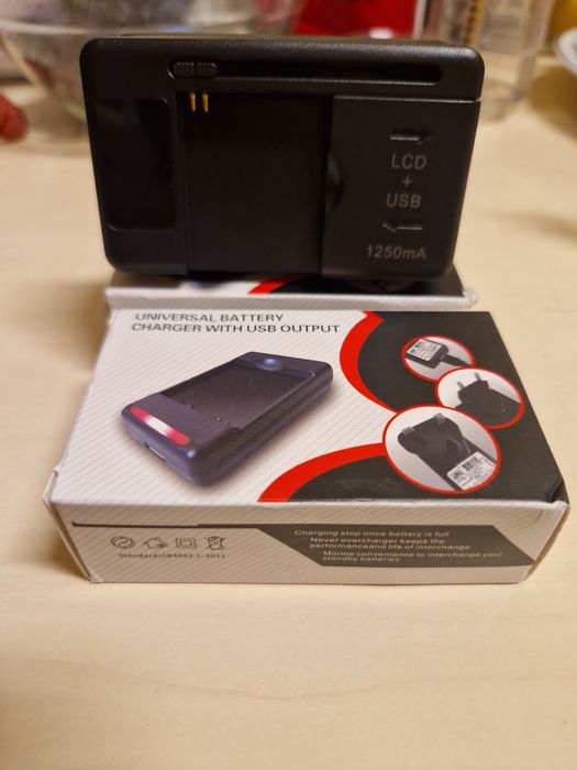 Universal incarcator batery LCD USB