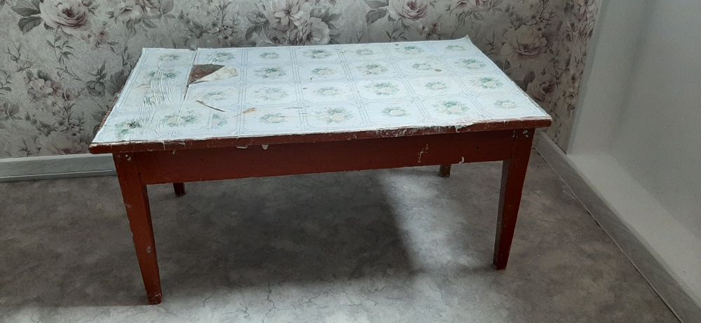 Стол маленький деревянный.