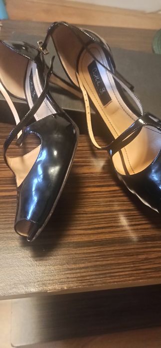 Pantofi din piele lăcuită