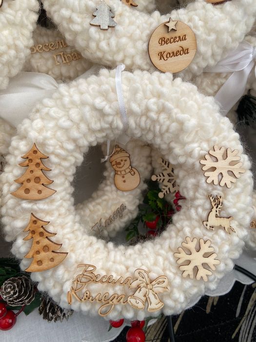 Коледни топки и венци