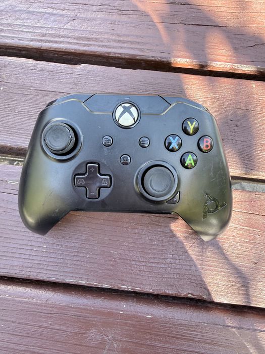 Xbox One контролер и две игри