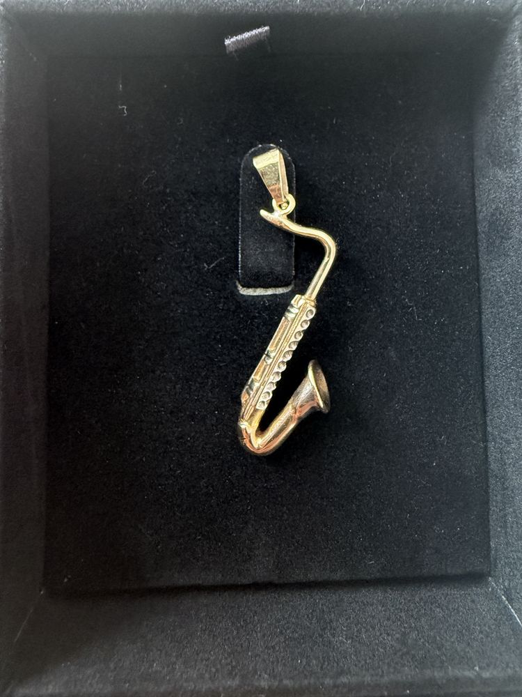 Medalion saxofon aur 14k 5,25 gr.