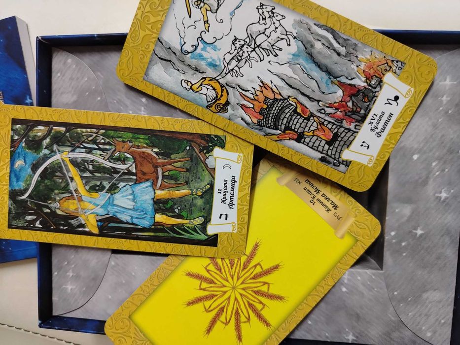 Древно звездно таролаб книга и колода с карти