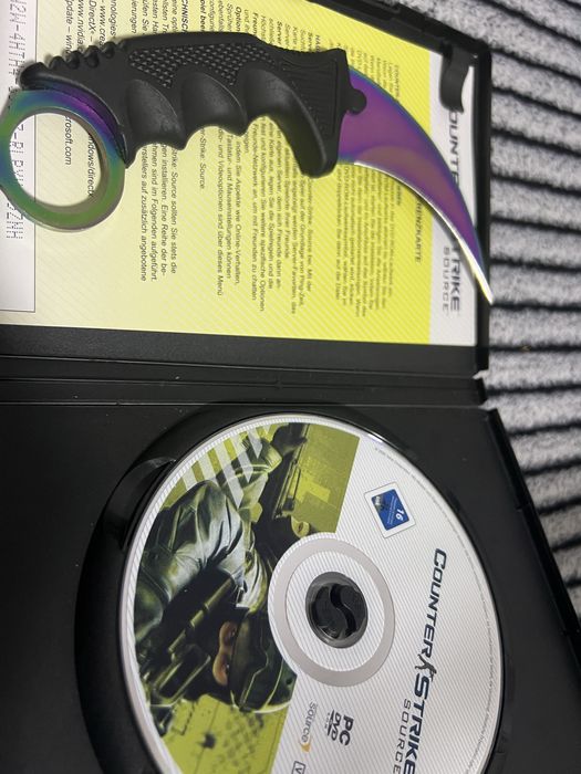 Vând joc Counter Strike Source DVD + Karambit Fade