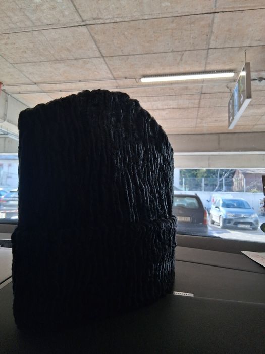 Vând căciulă cu burdură!