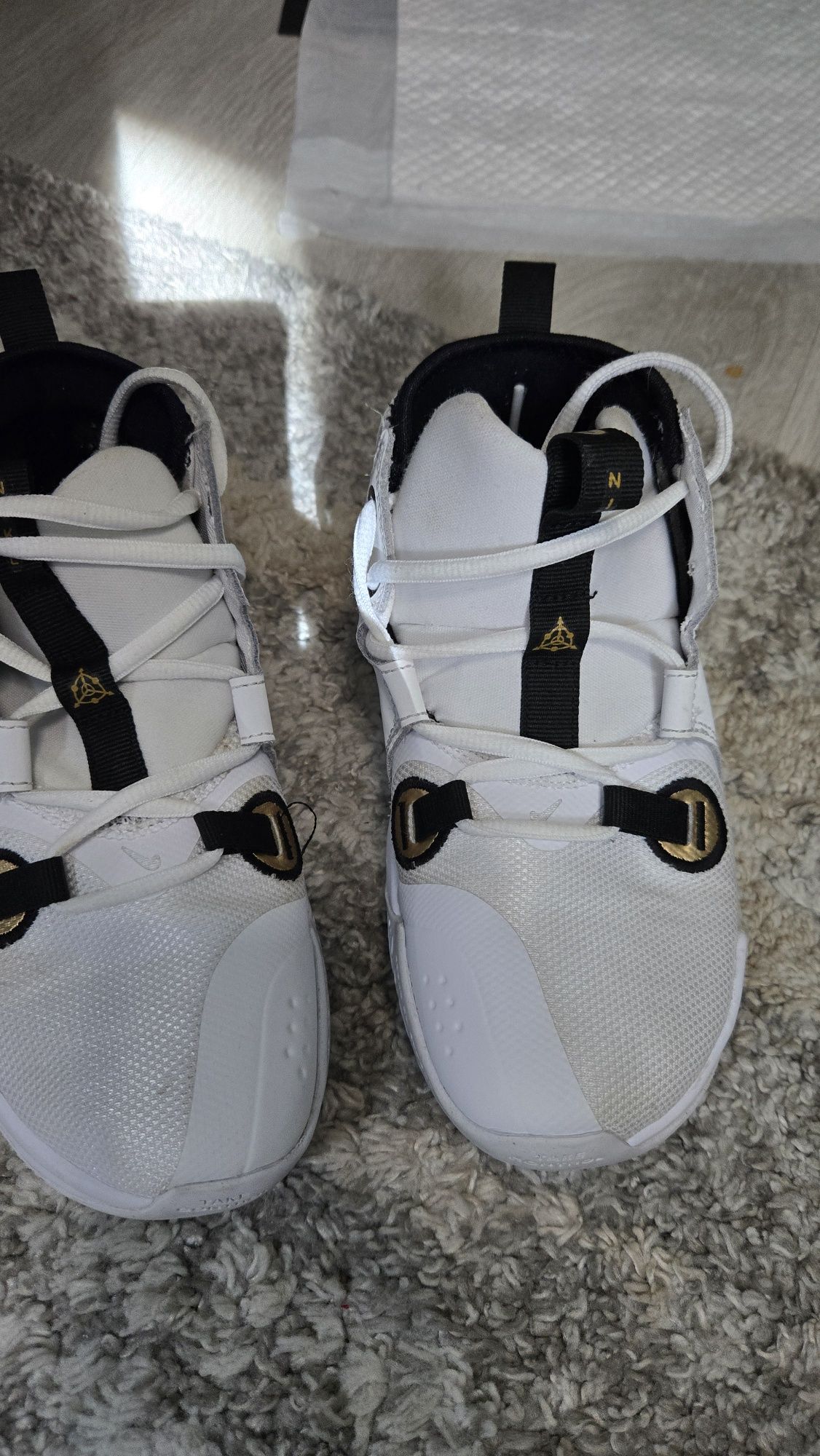 Маратонки Nike и Adidas
