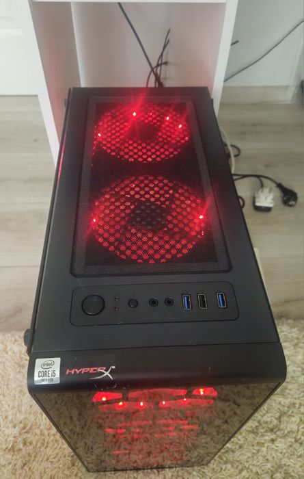 Calculator cu monitor, boxe și tastatură