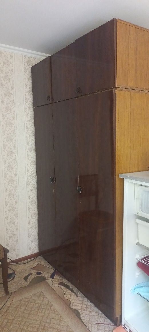 Продаётся шкаф 2шт,кровать 2шт, тримо 2шт