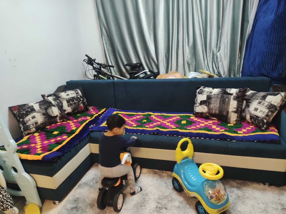 Угловой диван в хорошем состоянии