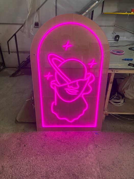 Neoniviy viveska sotiladi. Sostayansi Yengi razmeri 120x80