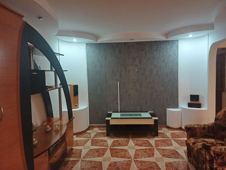 Apartament cu 3 camere.Rm Sărat ,bld 1 Decembrie 1918 ,bl A13 ,ap 10