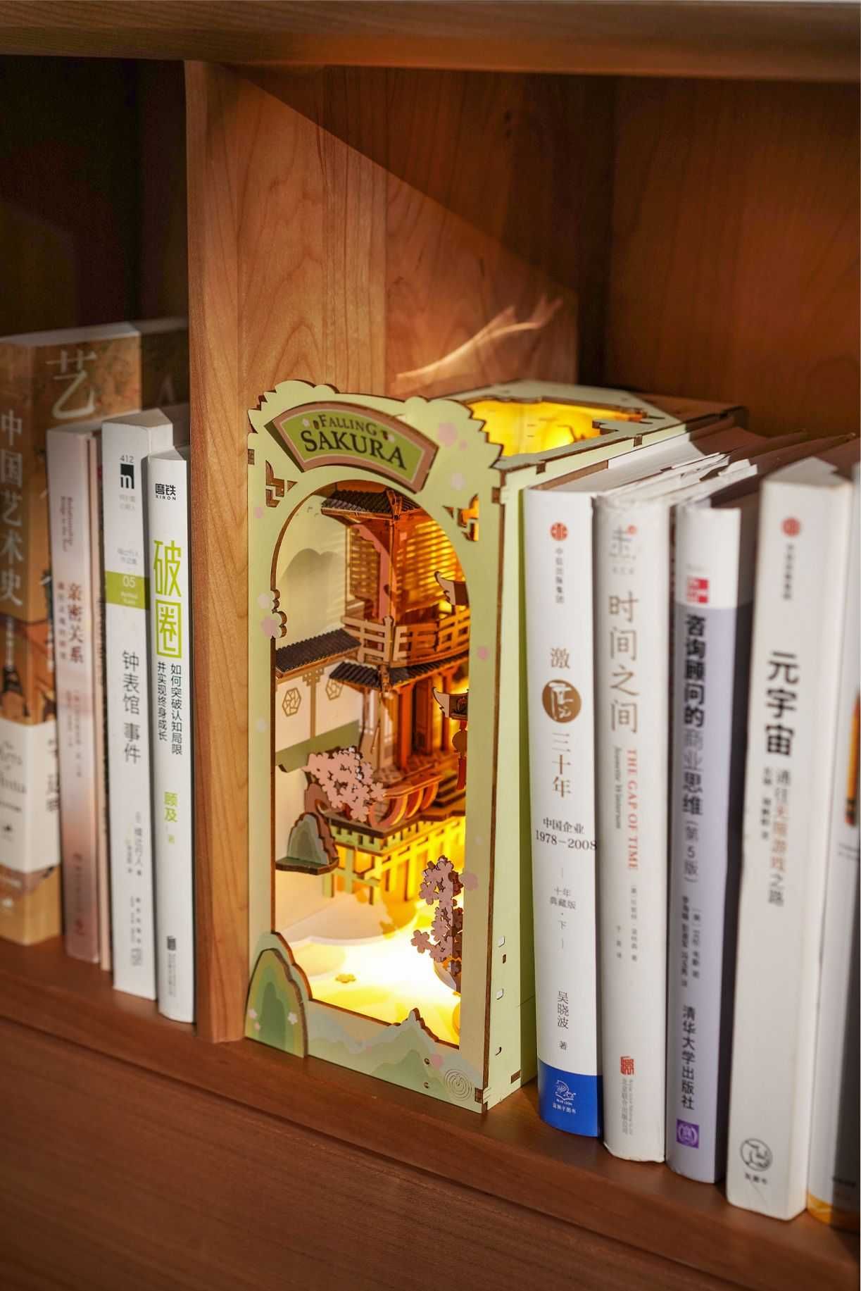 Кътче за книги: Falling Sakura – сглоби сам, оригинален подарък, LED