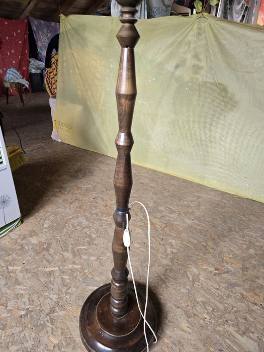 Lampă stativă din lemn sculptat
