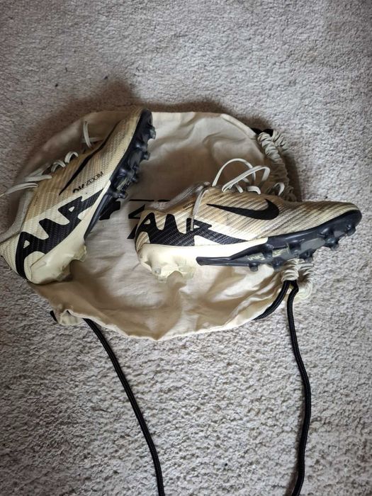 Продавам футболни обувки Nike ACC