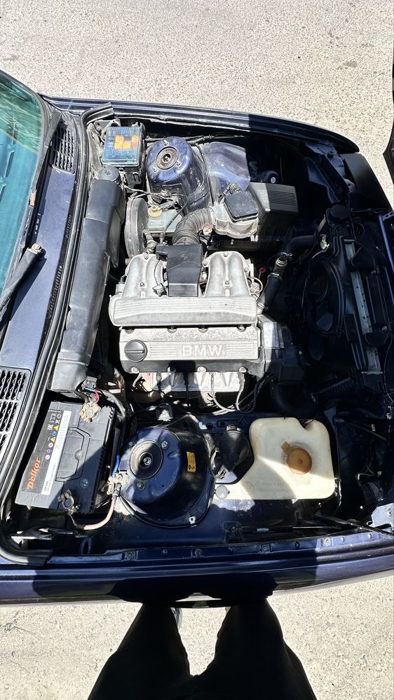 BMW E30 sedan 1987 год