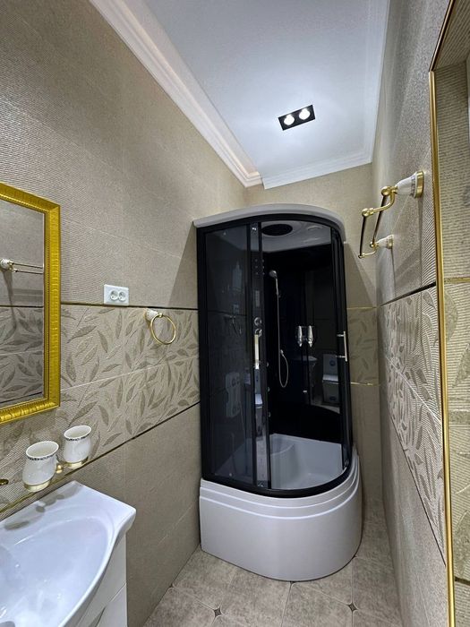 Premium lux Новастройка 2 хона 1 этаж Азиз бозор олдида жойлашган.Аген