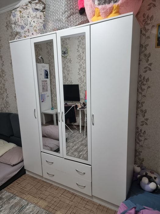 Продам шкаф с зеркалом