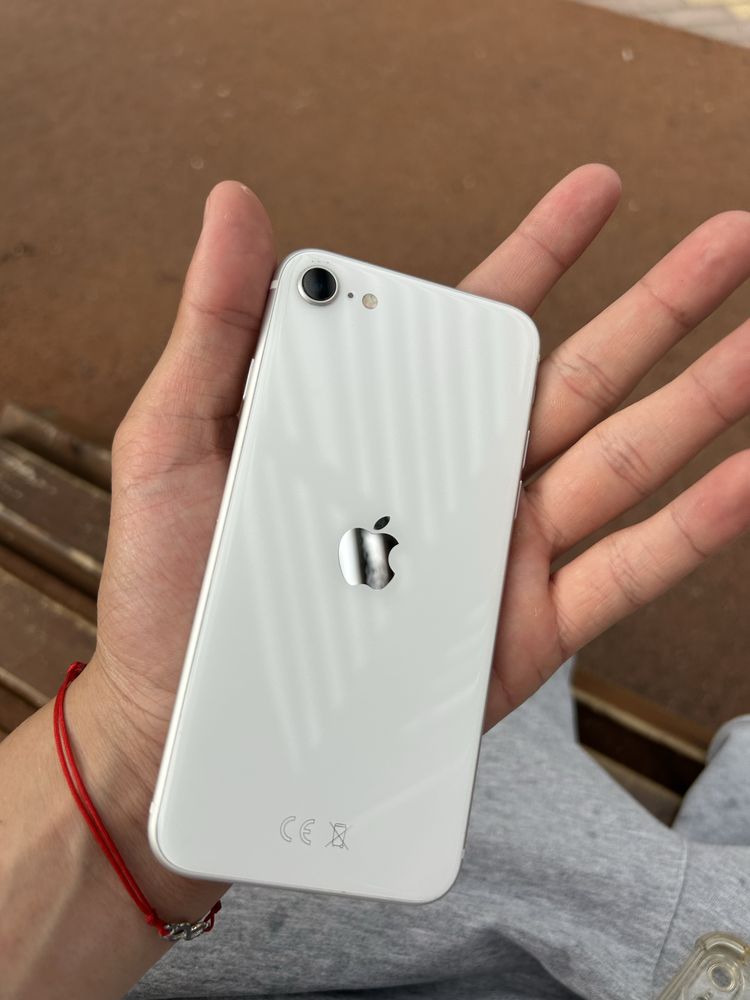 Продам iPhone SE 2020