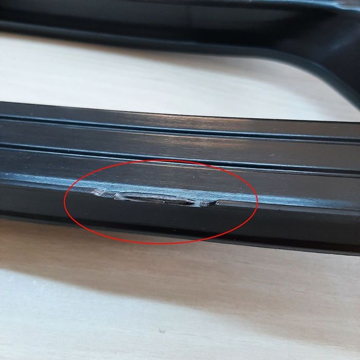 Grila bara Audi A4/S4 (B8) 11.2011-12.2015, Fata partea Dreapta, Cu gaura pentru proiector, 8K0807682K01C - Clema Rupta